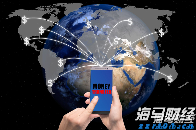 大阪世博会中国馆举行升旗仪式，五星红旗迎风飘扬！